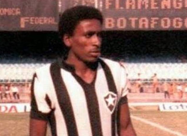 EspacoGlorioso's tweet photo. Você sabia?

O verdadeiro nome do goleiro VOZINHA, da seleção de Cabo Verde, é Josimar, em homenagem ao lateral-direito do Botafogo.

Vozinha está em campo neste momento, enfrentando a Espanha na Copa do Mundo. https://t.co/IlCr3bCM3X