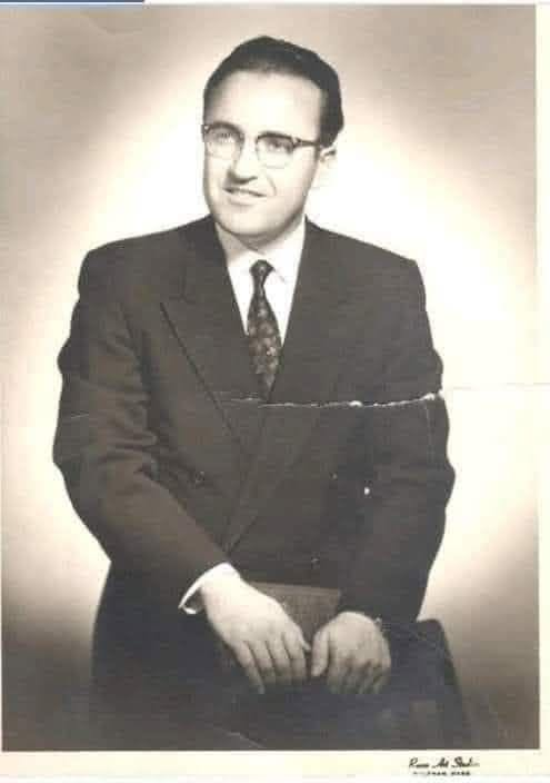 Dede38__'s tweet photo. OKUDUM, ÜZÜLDÜM, UTANDIM

Adını bilmediğimiz daha ne Cevherlerimiz Vardır ..

Bir ülke bir millet nasıl cemaatleşir ve köleleşir?!.

Yıl 1936…

Denizli’nin Acıpayam İlçesi’nde görevli bir grup öğretmen havanın güzelliğinden faydalanıp pikniğe gittiler…

Şahane doğanın kucağında eğlenirlerken keçilerini otlatan küçük bir çobanla karşılaştılar; yanlarına davet edip çay ikram ettiler, ismini sordular.

Küçük çoban ürkek bir sesle yanıt verdi:

–Hüseyin…

Öğretmenlerden biri yanındaki gazeteyi uzatıp “Okuma yazma biliyor musun, bunu okuyabilir misin?” diye sordu.

O tarihlerde okuma yazma bilenlerin sayısı o kadar azdı ki, okuma öğrenenlerin diplomaları bizzat valiler tarafından imzalanmaktaydı!..

Küçük Hüseyin okuma bilmediği için gazeteyi almayı kabul etmeyince öğretmen bu kez yaşını ve neden okula gitmediğini sordu..

Yanıt hazindi:

–Yaşım 12…

3 yaşında annemi, geçen yıl da babamı kaybettim!..

Talihsiz çocuğun aslında çok zeki olduğunu fark eden öğretmenler mutlaka okumasını tembihlediler…

Hüseyin, öğretmenlerin verdiği desteğin yarattığı heyecanla Denizli’de parasız yatılı okuluna kaydoldu..

Bir süre sonra katıldığı bir matematik yarışmasında Hüseyin’e bir kitap armağan edildi.

O gece kitabı okuyup bitirdi ve ertesi gün Fen Bilgisi öğretmenine giderek şöyle dedi:

–Bu kitapta eksiklik var!..

Öğretmen çok şaşırdı.

Çünkü Hüseyin’in “eksiklik var” dediği kitap Görecelik Teorisini anlatıyordu!..

Hüseyin bu teorinin önemli bir parçasının kitapta bulunmadığını fark etmişti!..

Fen öğretmeni konuyu İstanbul Teknik Üniversitesi’ndeki hocası fizik profesörü Nusret Kürkçüoğlu’na mektupla bildirdi ve şu yanıtı aldı:

–Hüseyin liseyi bitirince yanıma gelsin!..

Albert Einstein’e uzanan yol!..

Hüseyin aynen öyle yaptı…

İTÜ Elektrik Mühendisliği’nde okumaya başladı…

Ancak yaptığı çalışmaları, ürettiği projeleri hocaları dahi anlayamıyordu.

O hocalardan biri “Bu çalışmaları ancak Amerika Boston’daki Massachusetts Teknoloji Enstitüsü’nde (MIT) görevli Prof. Dr. Morse bilir” deyip, mektupla ona gönderdi.

Gelen yanıt müthişti:

–Hüseyin’in bu yaptığını 5 yıl önce bir grup akademisyen buldu, ama bunu Hüseyin’in tek başına bulması olağanüstü bir şey...

Biz masraflarını karşılayacağız. Amerika’ya gelsin!..”

Hüseyin 1952 yılında yüksek elektrik mühendisi diplomasıyla İTÜ’den mezun oldu.

Bir gazetenin yaptığı kampanya ile toplanan parayla ABD’ye giden bir gemiye bindirildi.

Uzun bir yolculuktan sonra MIT’de Prof. Morse’un karşısına geçti.

Morse, Hüseyin’in tez hocası olacaktı ancak genç adamın İngilizcesi yetersizdi, profesörün söylediklerini tam olarak anlayamıyordu.

Onun da yolunu buldu, hocasına dönüp şöyle dedi:

–Write on the blackboard/ Tahtaya yazın!.

Hocasının tahtaya yazdığı tez konusunu defterine geçirdi ve üniversiteden ayrıldı.

MIT’de tez konuları genellikle 5 ile 9 yıl gibi bir sürede bitirilebiliyordu, ancak Hüseyin 3 ay sonra Morse’un karşısındaydı!..

Profesör, büyük bir şaşkınlıkla incelediği tezin mükemmel olduğuna karar verdi ancak MIT’de hemen diploma verilemiyordu.

Hüseyin başka dersler aldı ve 2 yıl sonra doktorasını alarak bu kez Princeton Üniversitesi’ne başvurdu ve orada dahi fizikçi Albert Einstein’ın öğrencisi oldu!..

Birkaç yıl sonra Boston’a dönüp, icatları destekleyen bir firmada çalışmaya başladı.

İlk büyük buluşunu 1960’ların başında yaptı.

–Sesle kumanda edilen bilgisayar!..

Cumhuriyetin erdemi!

Daha inanılmazı da var:

–Hüseyin, 1958 yılında çalışmalarını yakından izlediği Einstein’ın kendisi kadar ünlü “Fonksiyon Teorisi”nde eksiklikler tespit etti ve bunu bir mektupla kendisine de bildirdi, iyi mi!..

Ancak mektup ulaşmadan Einstein öldü!..

Hüseyin bu eksikliği ünlü bir bilim dergisinde yayımlayınca adeta kıyamet koptu.

Bilim dünyası ikiye bölündü!.

Ve Einstein’in kuramına karşı Hüseyin’in “Kütle Çekim Kuramı” da literatüre girdi!..

Bugün dünyada çok yaygın olarak kullanılan “Siri”, “Google”, “Now”, “Cortana” gibi sesli komut sisteminin mucidi Prof. Dr. Hüseyin Yılmaz, 27 ocak 2013’te yaşamını yitirdi…

Şimdi… Gelelim kıssadan hisseye; kendimi de katarak soruyorum:

–Bu müthiş, bu dünya bilim tarihine kazınmış ismi içimizden kaç kişi biliyor acaba?!.

Daha acıklı bir soru sorayım.

Şayet Nobel Kimya Ödülü’nü kazanmasaydı, Mardin’de yoksulluk içinde başlayan yaşamını, dünyanın en önemli bilim insanlarından biri olarak sürdüren Prof. Dr. Aziz Sancar’ı kaç kişi bilecek, tanıyacak, gurur duyacaktı?!.

Dünyaca ünlü, adı tıp literatürüne geçmiş Beyin Cerrahı Prof. Dr. Gazi Yaşargil’i kaç kişi tanıyor, biliyor acaba?!.

Çok sesli müzik alanında harikalar yaratan müzisyenlerimizi;

Fazıl Say’ı, İdil Biret’i, Gülsin Onay’ı, Güner, Süher Pekinel kardeşleri, Suna Kan’ı, Gürer Aykal’ı bırakın dinlemeyi, izlemeyi, kaç kişi adlarını biliyor acaba?!.

Futbol dışında dünyada büyük başarılar elde eden sporcularımızı kaç yurttaşımız tanır çok merak ediyorum!..

Örnek çok, yüzlerce…

Hüseyin Yılmaz’ı Boğaziçi Aydınlar Topluluğu Grubu’nda yayımlanan bir mesaj ile tanıma fırsatı buldum.

Bu büyük bilim adamı önünde, tıpkı diğer kahramanlarımızın olduğu gibi saygı ve sevgiyle eğiliyorum. Bir önemli uyarı da bize,

Türk milletine:

–Kahramanlarını, yüz ağartan önderlerini, bilim, kültür, sanat insanlarını baş tacı etmeyen, unutan, adını bile bilmeyen toplumların gideceği yer çıkmaz sokaktır; olup olacakları da cemaat ya da köleliktir!..

Geçmişten ders alınması gereken, Cumhuriyetin erdemini gayet net anlatan bir öykü…

LÜTFEN OKUYAN OKUDUM YAZABİLİR Mİ SAYGILAR.