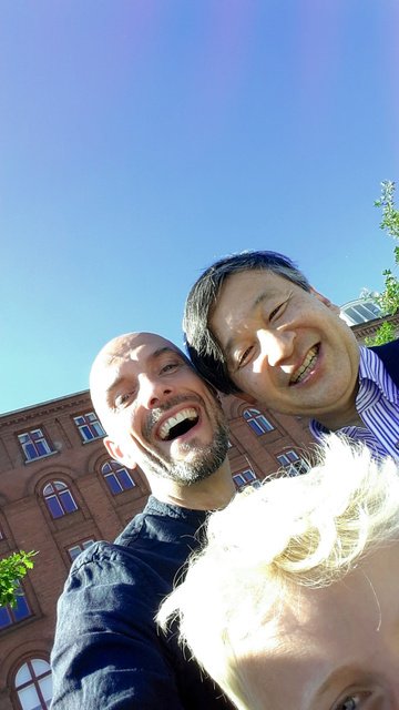 hiro100p's tweet photo. 陛下も、意外と自撮りをされるのですね☺️ とても親しみを感じ、思わずほっこりします。
その何気ない一枚からも、お人柄の温かさや親しみやすさが伝わってきて、なんだか心が和みます。
#天皇陛下 #自撮り https://t.co/Hqn3oCHmnY