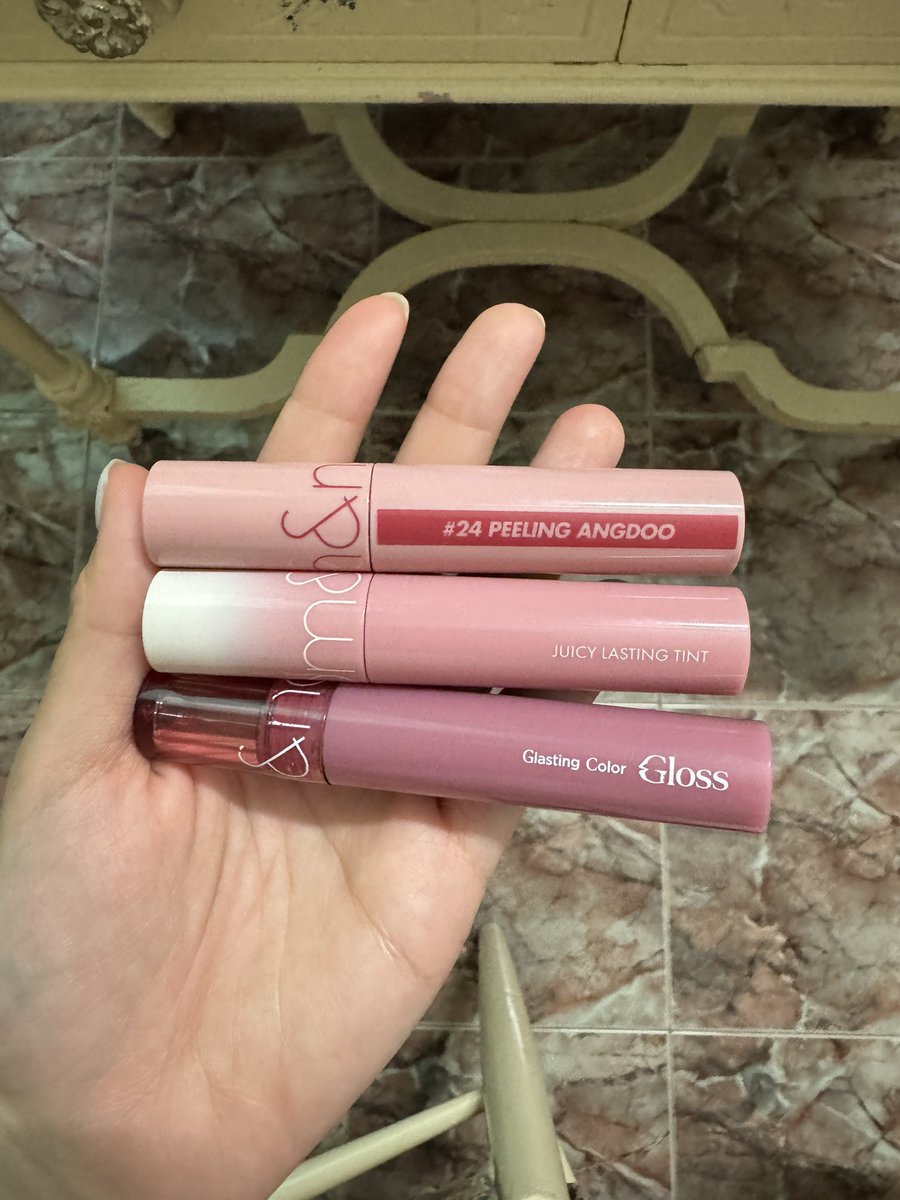 cheek_meee's tweet photo. ส่งต่อ romand Juicy Lasting Tint 24,38
เหลือ 50% ++ 
แท่งละ 100 รส.
ส่งต่อ romand glasting color gloss 03
เหลือ 50% ++ 
แท่งละ 100 รส.
(แต่ละแท่งใช้น้อยครั้งมากค่ะ)
#ส่งต่อเครื่องสําอาง #ส่งต่อเครื่องสำอางค์ #เครื่องสําอางมือสอง #ส่งต่อสกินแคร์ #ส่งต่อคสอมือ2 #ส่งต่อคสอมือสอง https://t.co/sps4L8tRMC