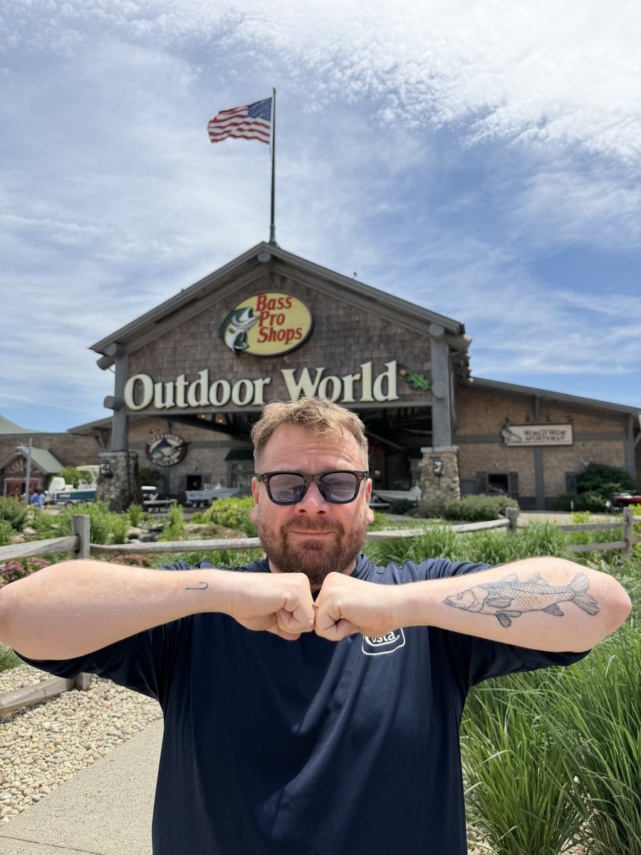 shaunvlog_'s tweet photo. All my dreams are coming true in America 😍🐟 https://t.co/3A4AAz8U3p