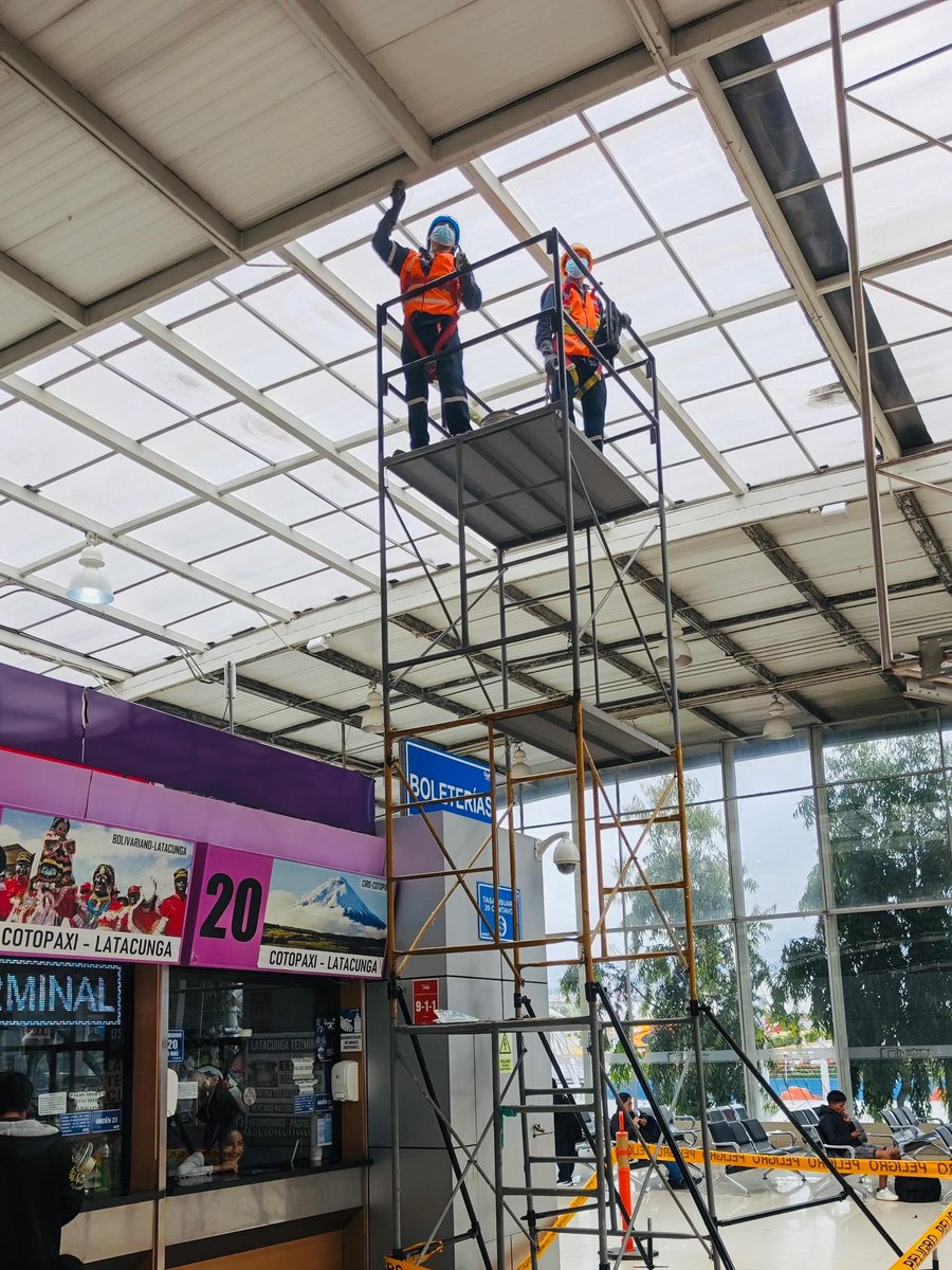 Terminales_UIO's tweet photo. 🚍 #TerminalesTerrestres I Realizamos un proceso de limpieza integral de la estructura principal que contiene a la cubierta de #Quitumbe, eliminamos impurezas y garantizamos una superficie adecuada. También se aplica un recubrimiento de pintura🚍

#QuitoConObras
#QuitoRenace https://t.co/4NBIlVdJpZ