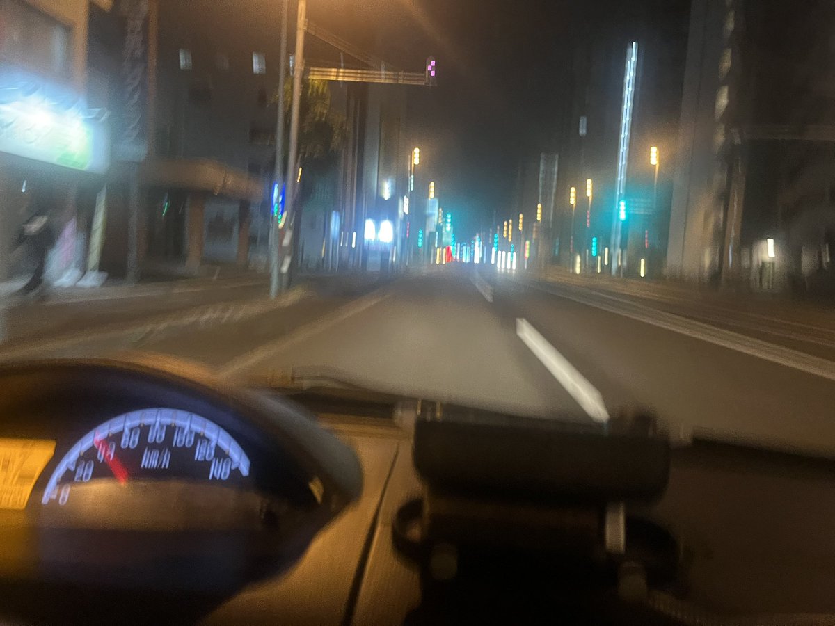 YuzenBonn's tweet photo. ﾆｬﾝﾁｬﾝがササミではない新しいオヤツにうつつを抜かしてしまい、お皿の前から無言で動かぬ。
しかし在庫がない。
人間はﾆｬﾝﾁｬﾝから感じる催促の圧に耐えかね、入手せんとアスファルトタイヤを切りつけながら暗闇走り抜けている。
ゲワイすぎる。 https://t.co/w2Vylny6B0