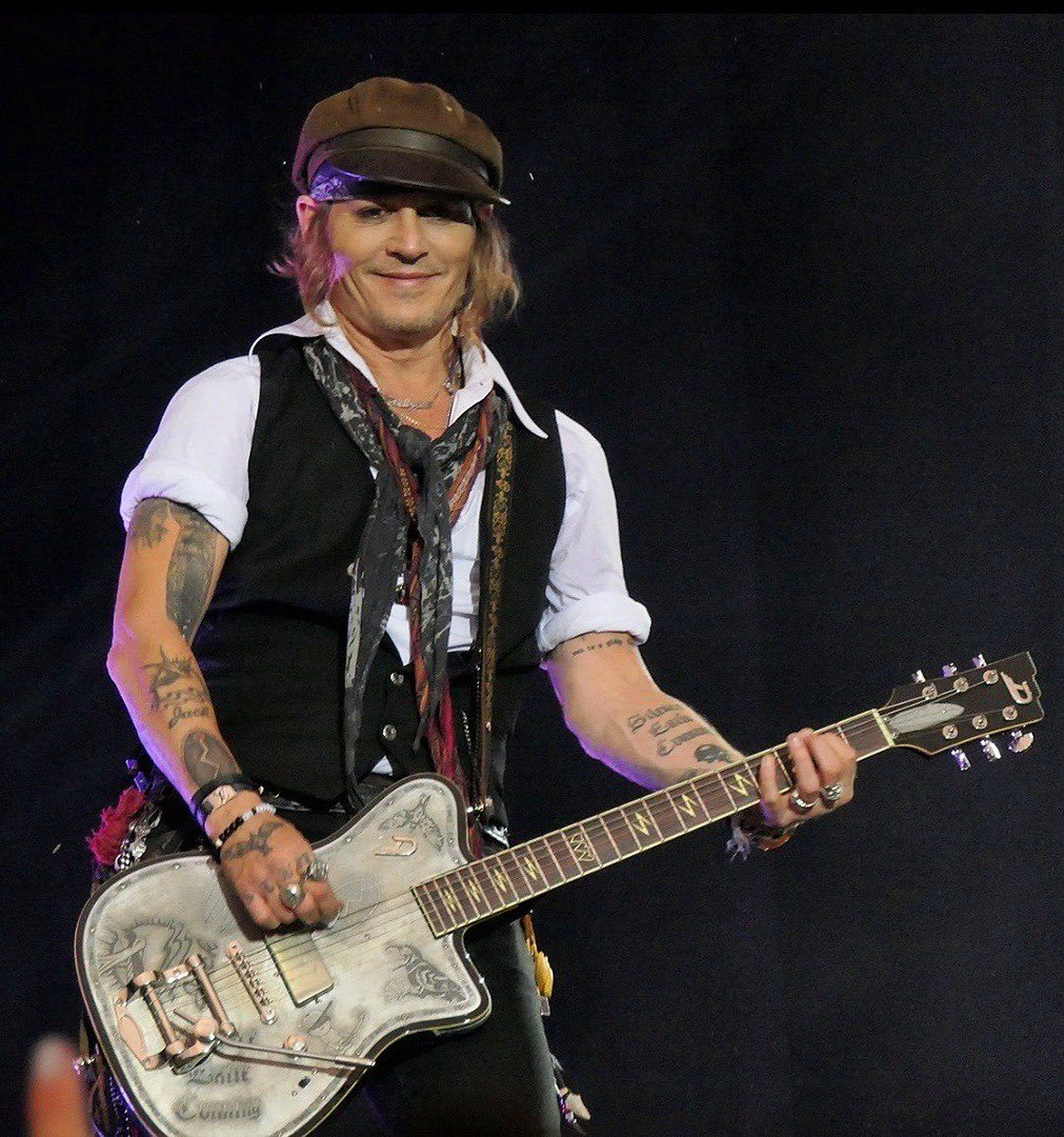 ReemDepp's tweet photo. Johnny Depp &amp;  Hollywood Vampires Vampires performed  at the SparkassenPark (Warsteiner HockeyPark), in Mönchengladbach, Germany on June 14, 2018. https://t.co/N2KgeiY12v