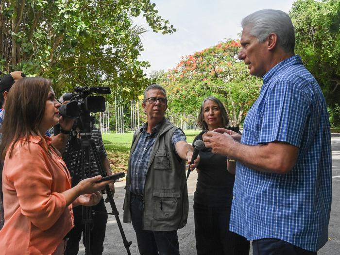 CubanWindow's tweet photo. Cuban president @DiazCanelB explains priorities designed to overcome current difficulties. 
He spoke about how, on the island, thought and consensus are focused on moving forward despite the fierce imperial blockade. 
Read full article in https://t.co/8YAoy96PAL. https://t.co/pscpw2RAUf