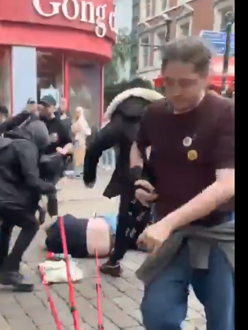 Hoi4enjoyer1's tweet photo. @YoungBobRB take this footage to the police and have this bloke charged with criminal damage of your property. https://t.co/13atdjt6fB