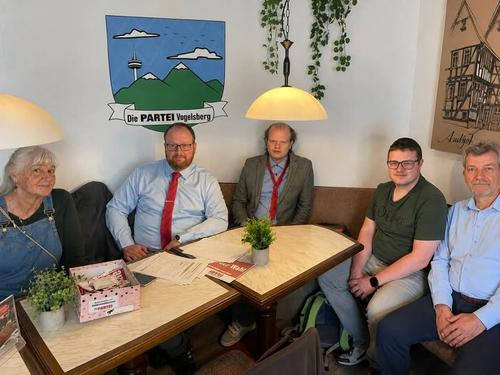 PARTEI_VB's tweet photo. Turboparteitag: Vorstand gewählt, Probleme gelöst, Deutschland gerettet
Der Kreisparteitag von wurde erfolgreich in nur 35 Minuten durchgeführt. Damit dauerte die Veranstaltung ungefähr halb so lange wie eine durchschnittliche CDU-Diskussion darüber,warum früher alles besser war. https://t.co/4GRSJ1b0Aw