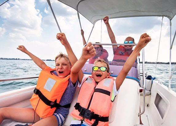 MuskegoPolice's tweet photo. Officer Jones &amp; Sgt. Lynkiewicz are hosting a Boaters Safety Course at the police department! The course will take place Tuesday and Thursday evenings from July 7th - 21st, from 5-7 p.m. each night. Contact Officer Jones at wjones@muskego.wi.gov or (262)679-4130 for more info!🚤 https://t.co/1C8Z6sRehi