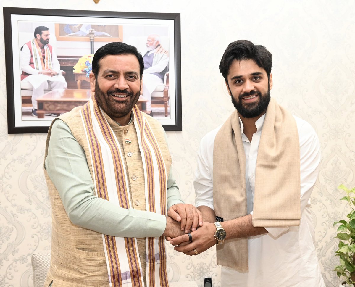 bishnoikuldeep's tweet photo. 1. आज माननीय मुख्यमंत्री श्री नायब सैनी जी के स्नेहपूर्ण निमंत्रण पर सपरिवार रात्रि भोज में शिरकत की।  मुख्यमंत्री जी द्वारा दिए गए आत्मीय सम्मान, स्नेह एवं आदर के लिए मैं उनका हृदय से आभारी हूँ।
इस अवसर पर विभिन्न सामाजिक, जनहित एवं विकास से जुड़े महत्वपूर्ण विषयों पर विस्तृत एवं सकारात्मक चर्चा हुई। मुख्यमंत्री जी ने अत्यंत सौहार्दपूर्ण वातावरण में सभी विषयों को गंभीरता से सुना तथा जनहित से जुड़े मुद्दों पर सकारात्मक दृष्टिकोण व्यक्त किया।
मुख्यमंत्री जी का सरल स्वभाव, मिलनसार व्यक्तित्व एवं आमजन के प्रति संवेदनशील सोच वास्तव में प्रशंसनीय है। उनके साथ हुई चर्चा के दौरान उनकी विनम्रता, आत्मीय व्यवहार तथा प्रत्येक व्यक्ति के प्रति सम्मान का भाव स्पष्ट रूप से देखने को मिला। जनसेवा के प्रति उनकी प्रतिबद्धता और हरियाणा के समग्र विकास के लिए उनकी दूरदर्शी सोच प्रेरणादायक है।
रात्रि भोज के दौरान प्रदेश के विकास, क्षेत्र की विभिन्न आवश्यकताओं तथा जनता से जुड़े अनेक महत्वपूर्ण विषयों पर सार्थक विचार-विमर्श हुआ। मुख्यमंत्री जी ने सदैव की भांति सकारात्मक सहयोग का आश्वासन दिया तथा जनहित के कार्यों के प्रति अपनी प्रतिबद्धता दोहराई।
माननीय मुख्यमंत्री श्री नायब सैनी जी का स्नेह, आत्मीयता एवं सम्मान सदैव स्मरणीय रहेगा।