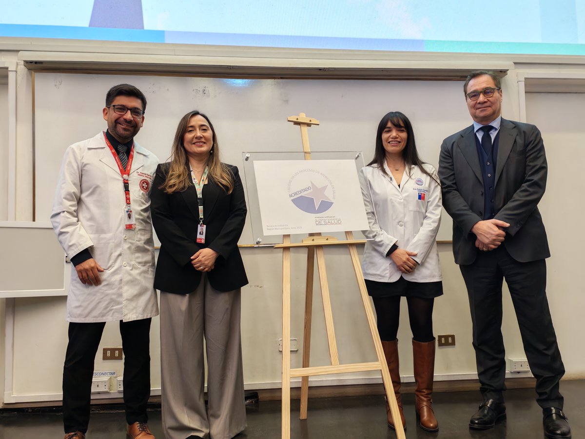 SuperDeSalud's tweet photo. 🏥 ¡La Posta Central logró su 3ra acreditación! 

Encabezó la ceremonia el Superintendente, Fernando Riveros, quien hizo entrega del certificado al Director del hospital, Dr. Patricio Barría.

✅ La acreditación tiene vigencia hasta junio de 2028. ¡Felicidades al equipo! https://t.co/zR8qqsYS7W