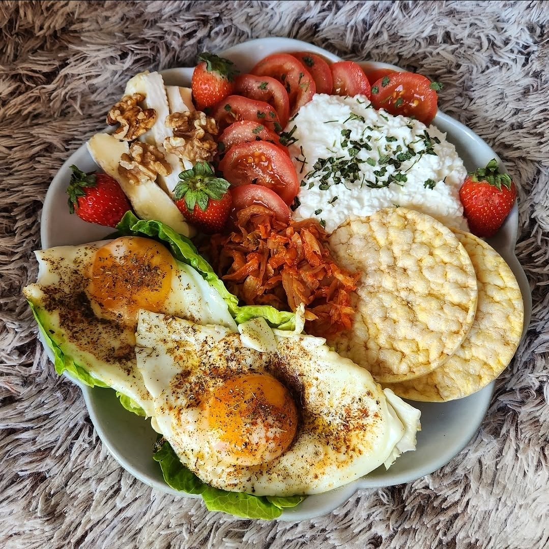 Boadicea4am's tweet photo. Diner after an arm workout, stretchings and meditation 🌿 cottage cheese, more cheese, nuts, corn cakes, tomatoes, kimchi, eggs &amp; raspberries •°•°☆ https://t.co/si2rDKA26S