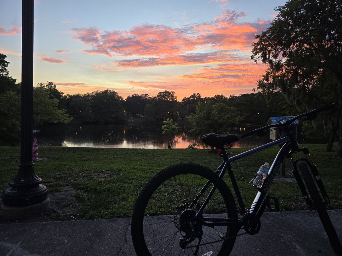 flimpct's tweet photo. Really not interested in tracking thunderstorms lately. But loving the sunsets and weather in the evenings. Makes for great bike rides through the town! Enjoying this slow season by spending time with my wife β€οΈ
#WxUpdate
#FLWX π΄
#CentralFLWX
π‘βοΈπ
https://t.co/L2MDH4m291