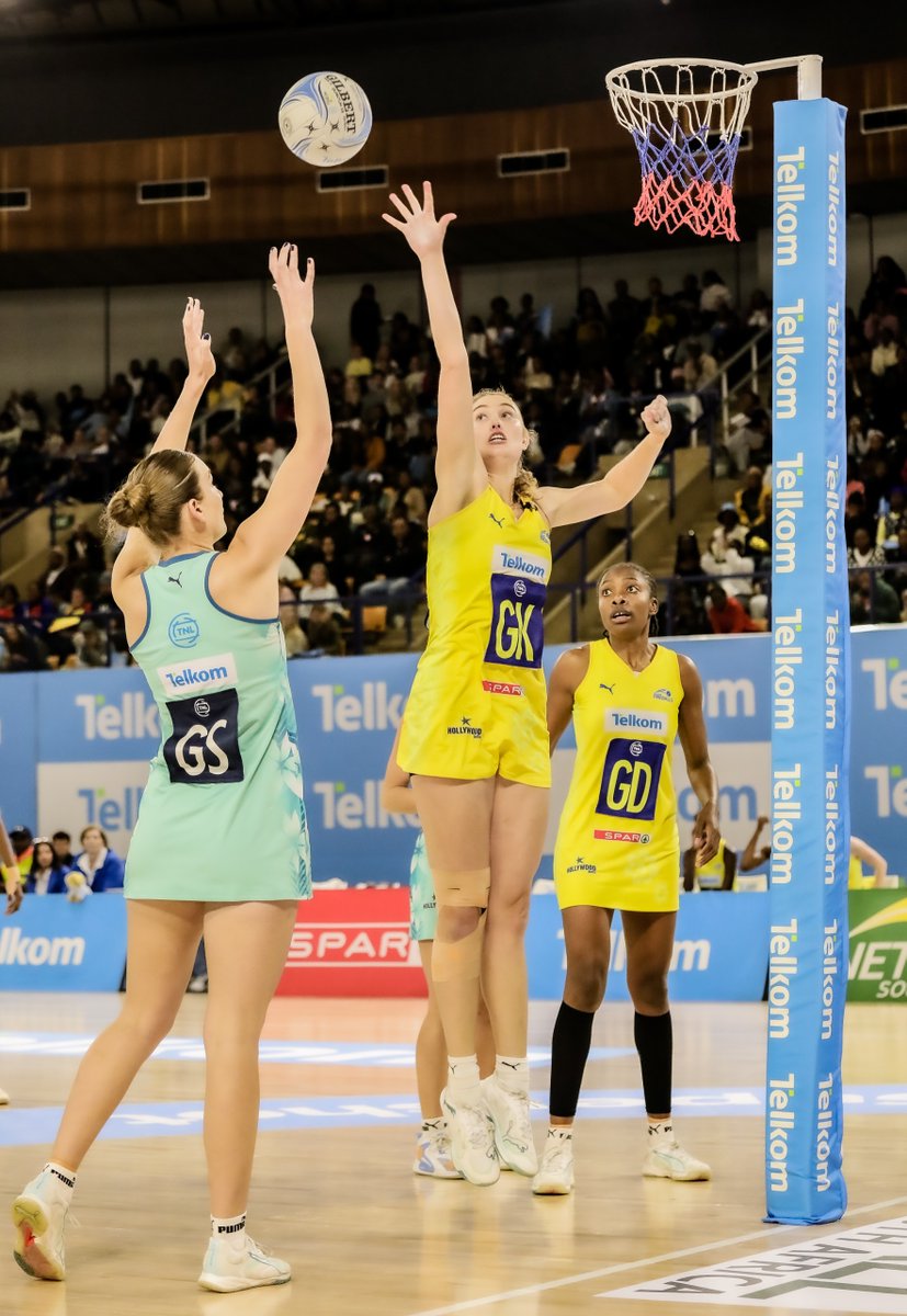 Netball_SA's tweet photo. 🔥 This is what a TNL final is all about!

Intensity. Passion. Quality netball.

The Crinums take a 25-20 lead into halftime, but the Fireballs remain firmly in the contest in a Division 1 Final living up to the occasion. 🏆

#TNLCrinumsFireballs https://t.co/5jNLwG5ypB