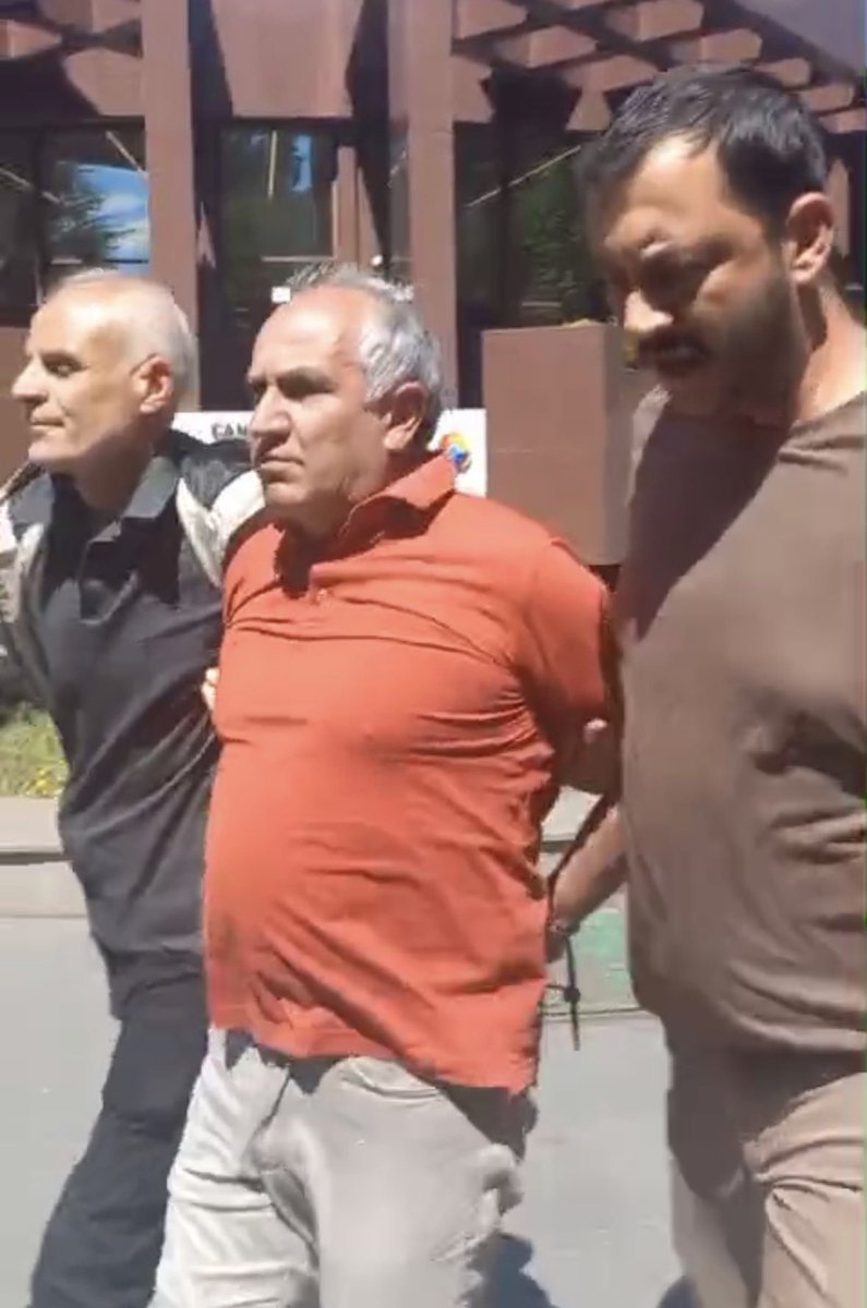 meraldanis's tweet photo. Ters kelepçe ve kötü muameleyle gözaltına alınmaya çalışılan kişi Eğitim Sen Genel Başkanı Kemal Irmak.

Barışçıl toplanma hakkını kullananlara yönelik bu yaklaşım kabul edilemez. Sendikal hakları, demokratik itirazı ve ifade özgürlüğünü kriminalize etmeye çalışmak hukukla da demokrasiyle de bağdaşmaz.

Ters kelepçeyle, gözaltılarla, baskıyla hakikati ve toplumsal itirazı susturamazsınız. Gözaltılar bir an önce serbest bırakılsın. 
#ÖğretmenlerGözaltında 
#ÖğretmenlerHakkınıAlacak