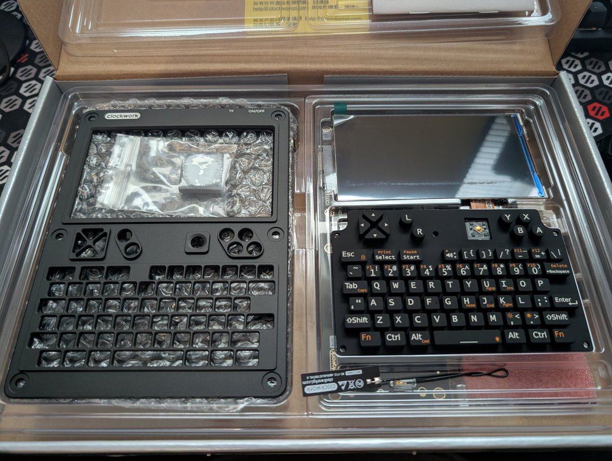 ShrekBursa's tweet photo. Další hračka na hraní 👍
Snad se mi tam povede rozbíhat ZX Spectrum Next... 🤔
#Clockworkpi #uConsole https://t.co/PDP8ZX3jPS