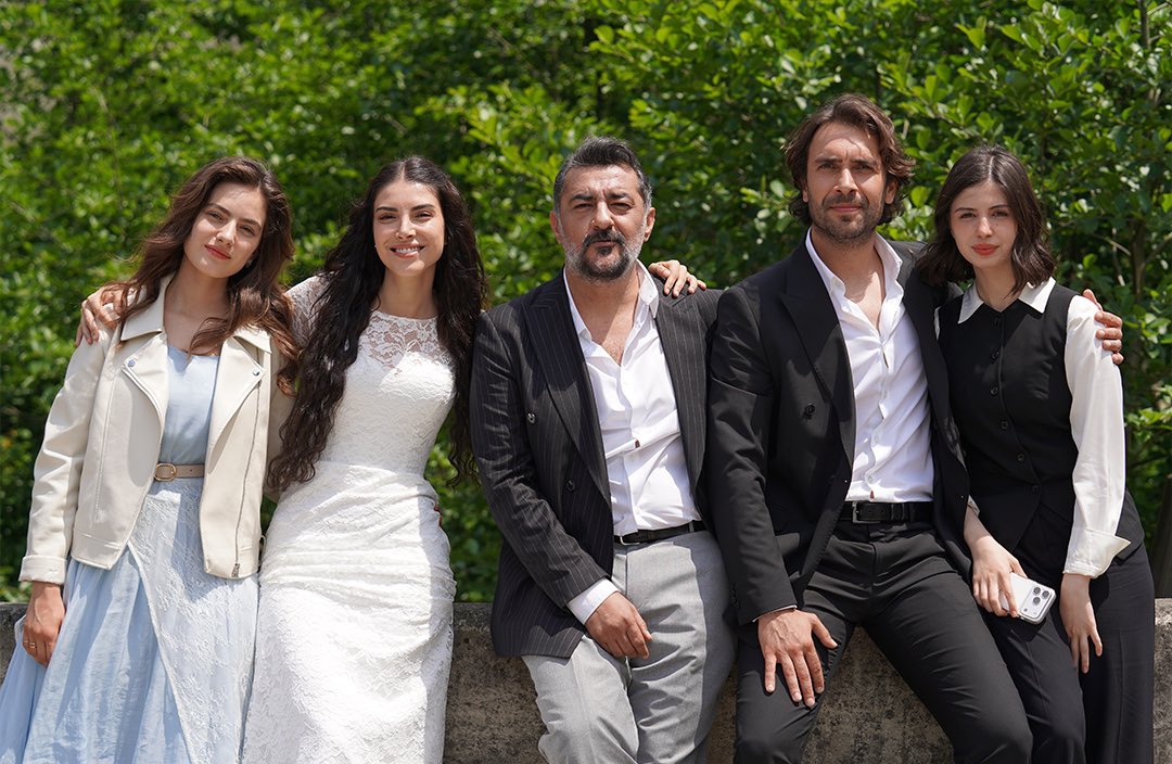 tlnzzz's tweet photo. Taşacak Bu Deniz sezon finali son sahnesinden olan şu fotoda "fadik" olması kadar saçma bir dizi işte... https://t.co/7XsASGltuo