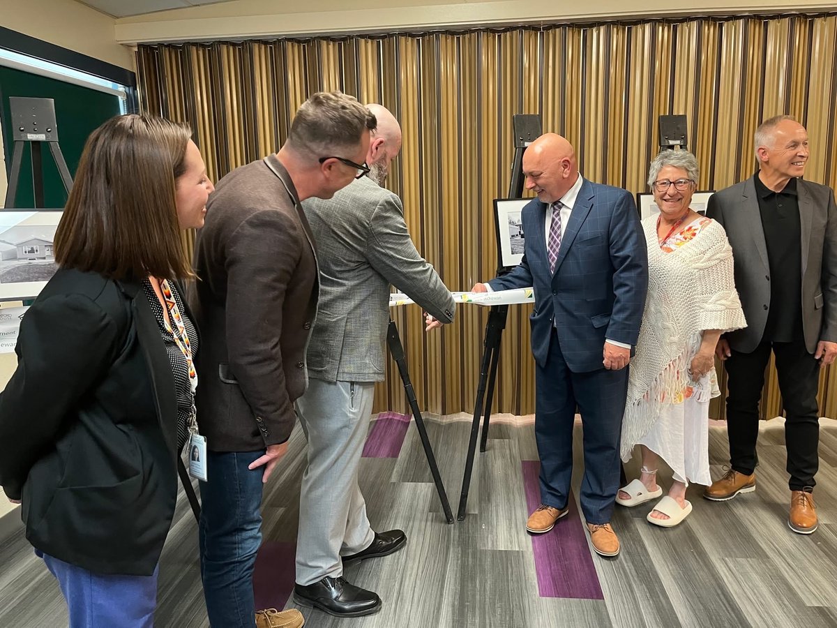 PremierScottMoe's tweet photo. The Government of Saskatchewan continues to invest in a recovery-oriented system of care.

43 new sober living spaces in Prince Albert and Regina are opening. 

Thank you to Oxford House Saskatchewan, The City of Regina and the City of Prince Albert for your partnership to provide safe, supportive housing for people continuing their recovery journey.