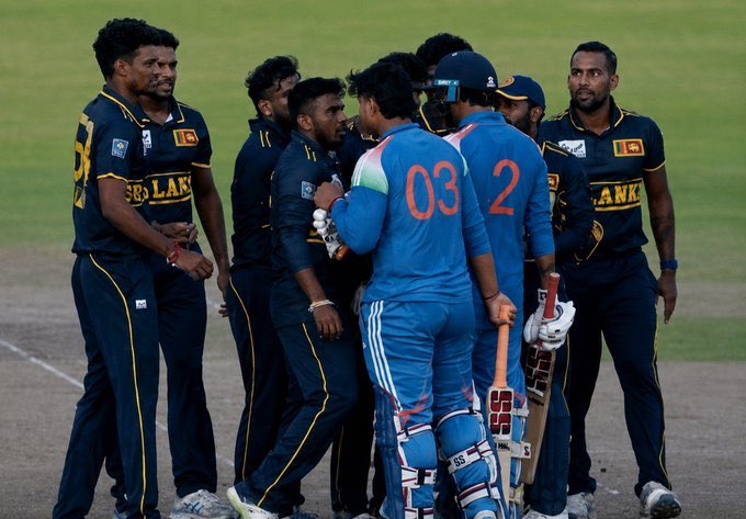 Reetesh777's tweet photo. तिलक वर्मा ने वैभव सूर्यवंशी विवाद पर कहा -

तिलक वर्मा ने कहा 🎙️: "पूरे मैच के दौरान श्रीलंका के खिलाड़ी लगातार हमें गालियां दे रहे थे। यहां तक कि अंपायरों के कुछ फैसले भी उनके पक्ष में जाते हुए लगे। हमने इन सब बातों को नजरअंदाज किया और अपना ध्यान केवल खेल पर केंद्रित रखा।

लेकिन जब वैभव सूर्यवंशी ड्रेसिंग रूम की ओर लौट रहे थे, तब श्रीलंका के एक खिलाड़ी ने उन्हें फिर से बेवजह गाली दी। यह हद पार करने वाली बात थी। ऐसे में वैभव ने जो जवाब दिया, वह बिल्कुल सही था।"