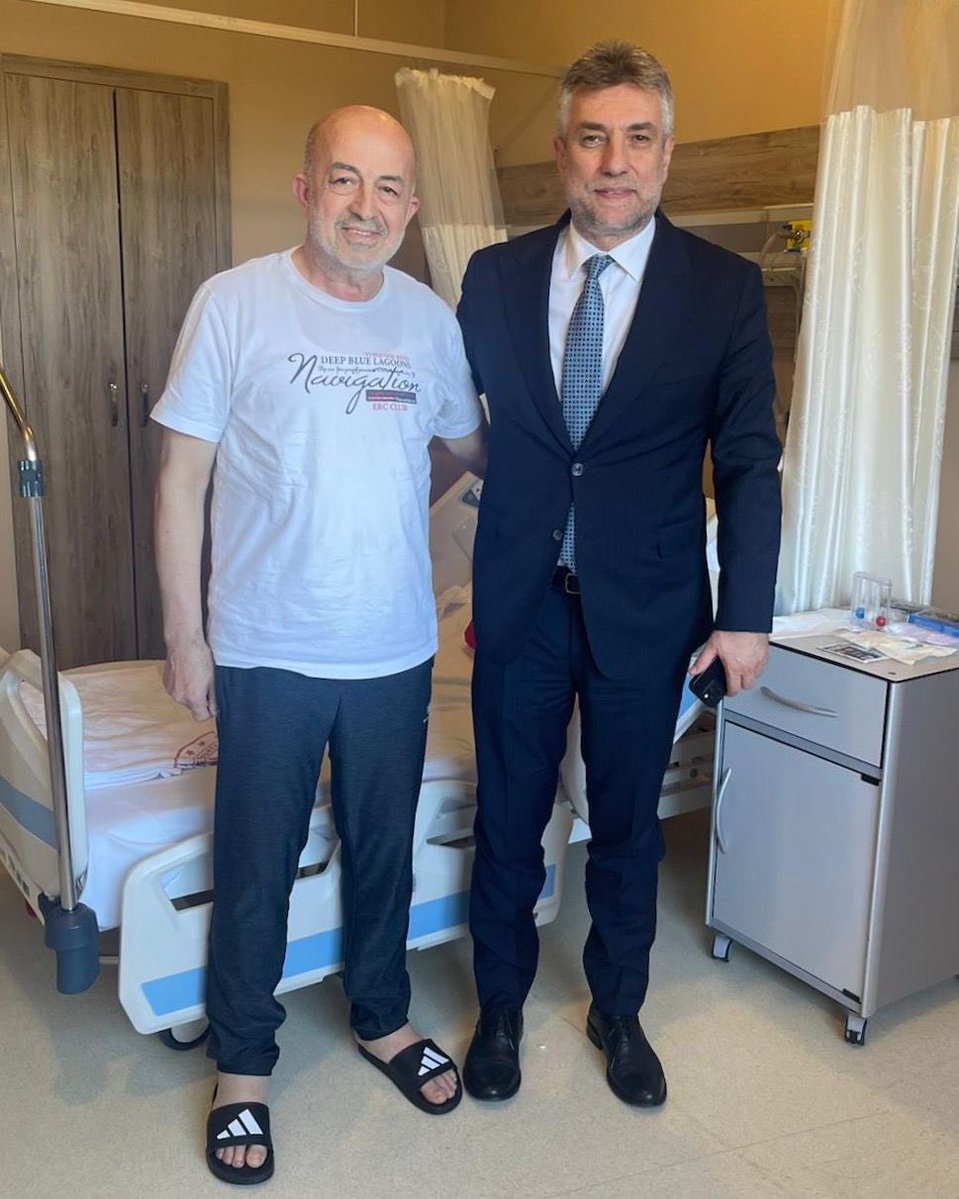 ilhanocaklisile's tweet photo. Şile’nin güzel insanlarından, kıymetli yol arkadaşım ve değerli ağabeyim Sami Özdil’i geçirdiği bypass ameliyatının ardından ziyaret ederek geçmiş olsun dileklerimi ilettim.

Sami ağabeyi sağlıklı, güler yüzlü ve her zamanki neşesiyle görmek yüreğimize su serpti. Dostlarımızın zor günleri geride bırakıp yeniden sağlıklarına kavuştuğunu görmek, bizim için büyük bir mutluluk.

Bu süreçte emeği geçen hastane yönetimine, kıymetli doktorlarımıza ve fedakârca görev yapan tüm sağlık çalışanlarımıza teşekkür ediyorum.

Rabbim Sami ağabeyimize uzun ve sağlıklı bir ömür nasip etsin. Şifa bekleyen tüm hastalarımıza da en kısa zamanda sağlık, huzur ve afiyet ihsan eylesin.