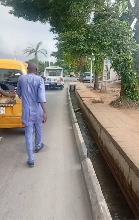 rrslagos767's tweet photo. Around 2:35 p.m. today, our patrol team, while on routine patrol along the LASU–Iyana Iba Road, came across a commercial mini-bus "Korope" carrying four passengers that had caught fire near Idowu Egba Bus Stop, Igando. https://t.co/EM1fcSyH0f