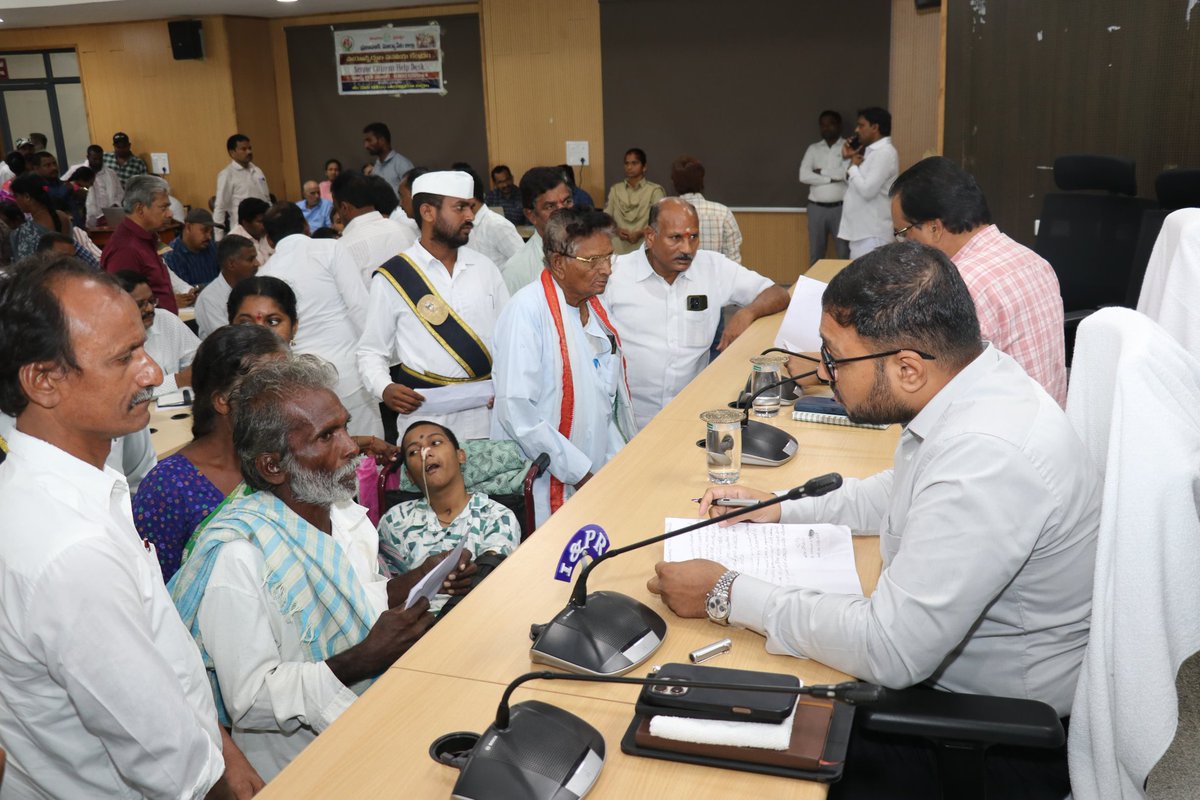 CollectorSRPT's tweet photo. 🗣️ "ప్రజావాణి దరఖాస్తులను సత్వరమే పరిష్కరించాలి" — జిల్లా కలెక్టర్ తేజస్ నంద్ లాల్ పవార్

​సూర్యాపేట సమీకృత కలెక్టరేట్ కార్యాలయంలో సోమవారం నిర్వహించిన ప్రజావాణి కార్యక్రమంలో జిల్లా కలెక్టర్ అధికారులకు కీలక ఆదేశాలు జారీ చేశారు. ప్రజల సమస్యల పరిష్కారమే లక్ష్యంగా సాగే ఈ కార్యక్రమానికి అత్యంత ప్రాధాన్యత ఇవ్వాలని స్పష్టం చేశారు.

​కలెక్టర్ గారి ఆదేశాలు & ముఖ్య విశేషాలు:

​తక్షణ చర్యలు: రెసిడెన్షియల్ స్కూల్స్, కాలేజీలలో శానిటేషన్, త్రాగునీటి సమస్యలపై అధికారులు వెంటనే క్షేత్రస్థాయిలో పర్యటించి చర్యలు చేపట్టాలి.

​వర్షాకాలం అప్రమత్తత: ప్రకృతి వైపరీత్యాల నేపథ్యంలో డిజాస్టర్ మేనేజ్మెంట్ టీమ్స్ అందుబాటులో ఉంటూ, అధికారులు ఎల్లప్పుడూ అలర్ట్‌గా ఉండాలి.

​యాసంగి ధాన్యం కొనుగోలు: ఈ సీజన్‌లో జిల్లాలో 3.40 లక్షల మెట్రిక్ టన్నుల ధాన్యాన్ని విజయవంతంగా కొనుగోలు చేసినందుకు సహకరించిన అదనపు కలెక్టర్, సివిల్ సప్లై, DRDA, మెప్మా, అగ్రికల్చర్, మండల స్పెషల్ ఆఫీసర్లు మరియు తహశీల్దార్లకు కలెక్టర్ ప్రత్యేక శుభాకాంక్షలు తెలిపారు.

​ఆన్‌లైన్ నమోదు: పాత, కొత్త ప్రజావాణి దరఖాస్తులను యుద్ధప్రాతిపదికన ఆన్‌లైన్ పోర్టల్‌లో నమోదు చేసి పరిష్కరించాలి.

​📊 ప్రజావాణి దరఖాస్తుల వివరాలు (మొత్తం: 113)
​"స్థానిక సమస్యలు స్థానికంగానే పరిష్కారమైతే ప్రజలకు ఇబ్బందులు తప్పుతాయి." ​ఈ కార్యక్రమంలో అదనపు కలెక్టర్ బి. హరి సింగ్, జడ్పీ సీఈవో శిరీష, డీఎంహెచ్‌ఓ వెంకటరమణ, సీపీఓ కిషన్ నాయక్ మరియు ఇతర జిల్లా అధికారులు పాల్గొన్నారు.