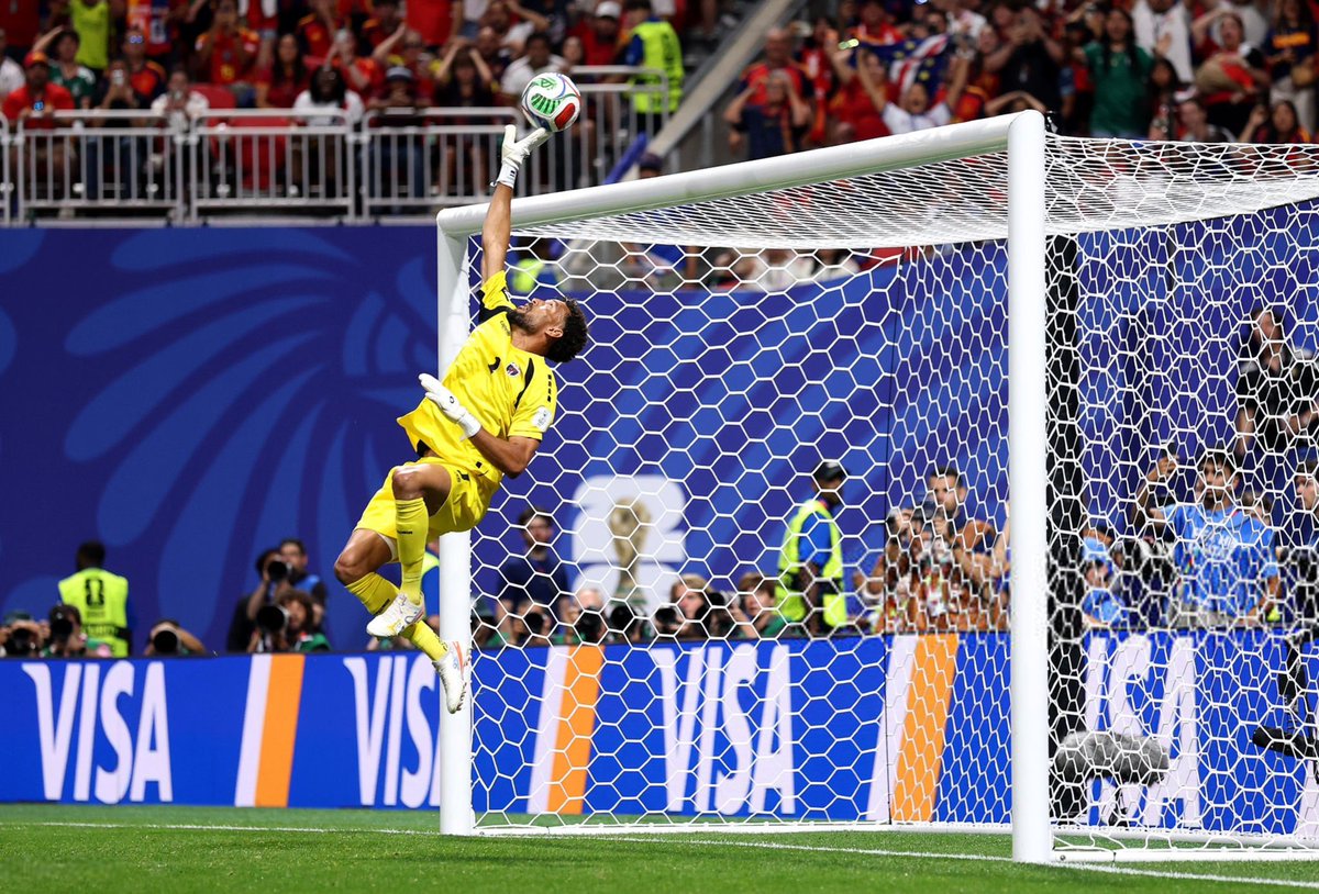 Vignesh__CV's tweet photo. Ladies and gentlemen, we've got the Ochoa of this World Cup.
#Vozinha https://t.co/oHXW0sYlnq
