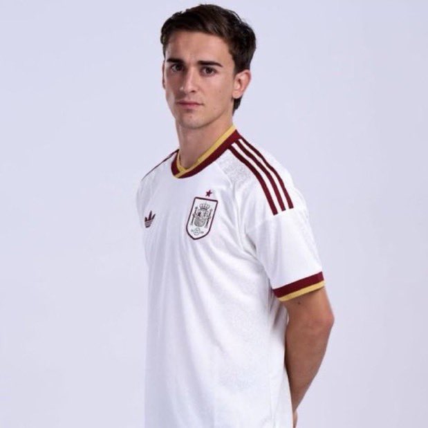 AdriRM33's tweet photo. Gavi no tenía que estar convocado con España, no ha hecho ningún mérito deportivo.

Da vergüenza verlo de TITULAR con la selección y encima de extremo, es increíble. https://t.co/5FEd4ShMaQ