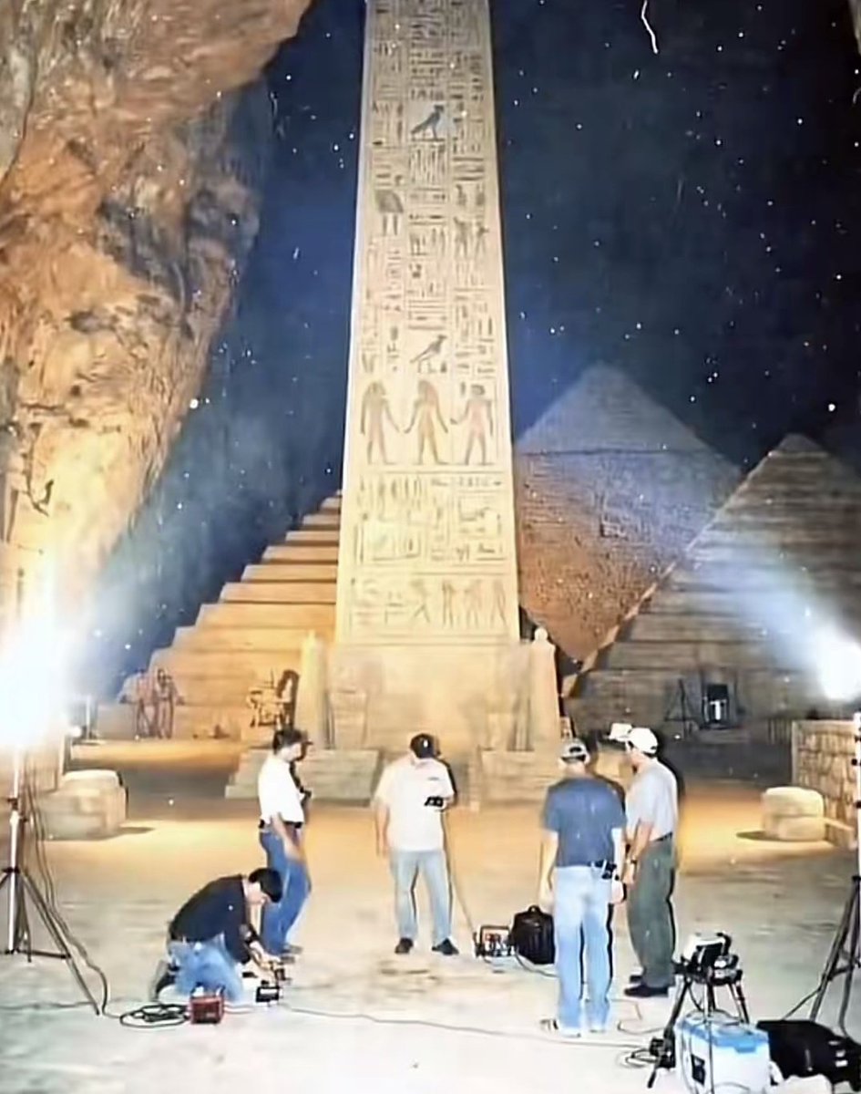 izaqueoeav's tweet photo. 😳😱👽🔅ISSO FOI POSTADO EM UMA CONTA NO REDDIT HA ALGUNS MINUTOS ATRÁS 

"Estas imagens, que estão a espalhar-se rapidamente nas redes sociais e a ser partilhadas como "imagens vazadas de Agartha", estão associadas ao lendário reino subterrâneo Agartha, que se diz estar localizado sob a Terra.
Agartha, uma lenda que surgiu no século XIX, afirma ser o local de uma civilização avançada nas profundezas da Terra.
Segundo a teoria, existe uma civilização aqui com cidades gigantes, passagens secretas e tecnologia avançada."
