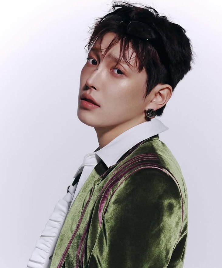 soupndomplings_'s tweet photo. "please– can I– please I need it.."

"poor little puppy.. can't last a second without my blood."

"just– just one drop, please..! I need–.."

"beg more and my neck's all yours."

Vamp hj who is unconditionally irrevocably obsessed with his sire's blood he can only feed on him. https://t.co/YOgeJz10RO