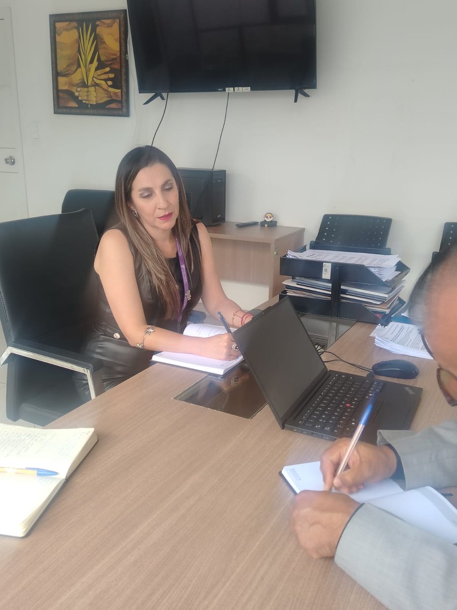 ecu911Ibarra's tweet photo. 📍#Imbabura | La Coordinadora Zonal 1 del @ecu911Ibarra, @cecilude mantuvo reunión con el Director Provincial del @CJudicaturaEc, con el objetivo de fortalecer la implementación del #BotónVioletaECU911.  

Durante el encuentro se analizaron acciones para promover la activación de alertas efectivas por parte de usuarias que cuentan con boletas de auxilio o medidas de protección vigentes.  

El trabajo articulado contribuye a una respuesta oportuna ante situaciones de violencia.