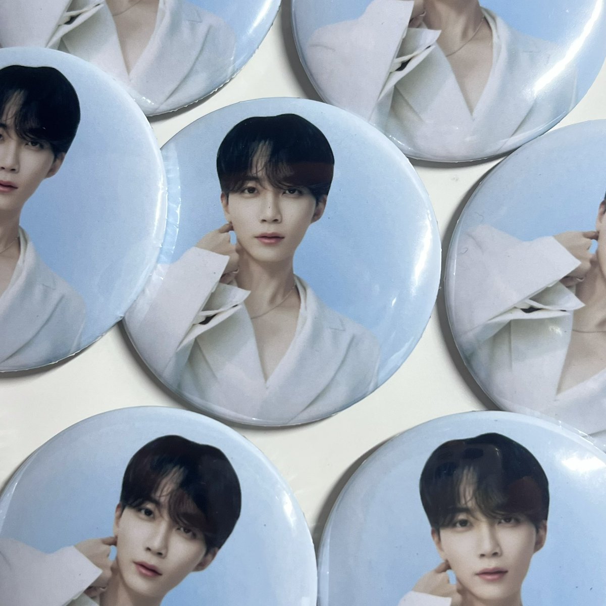 ahyeon_p's tweet photo. 🩵2026 SVT 10TH FAN MEETING
<SEVENTEEN in CARAT LAND>

날짜 : 6/20 (첫콘)

장소 및 시간 : 당일 공지

인증 : #RT

나눔품 및 수량(1번과 2번 중 선택 1) : 
1. 돌쫑이 &amp; 돌쫑이 친구 키링 (?개)
2. 뉴콘 컨셉 윤정한 핀뱃지 (3개)

(공통 나눔) 가사 책갈피 (1n개)

🍀많은 관심 부탁드립니다!🍀 https://t.co/nmHsRd1V5d