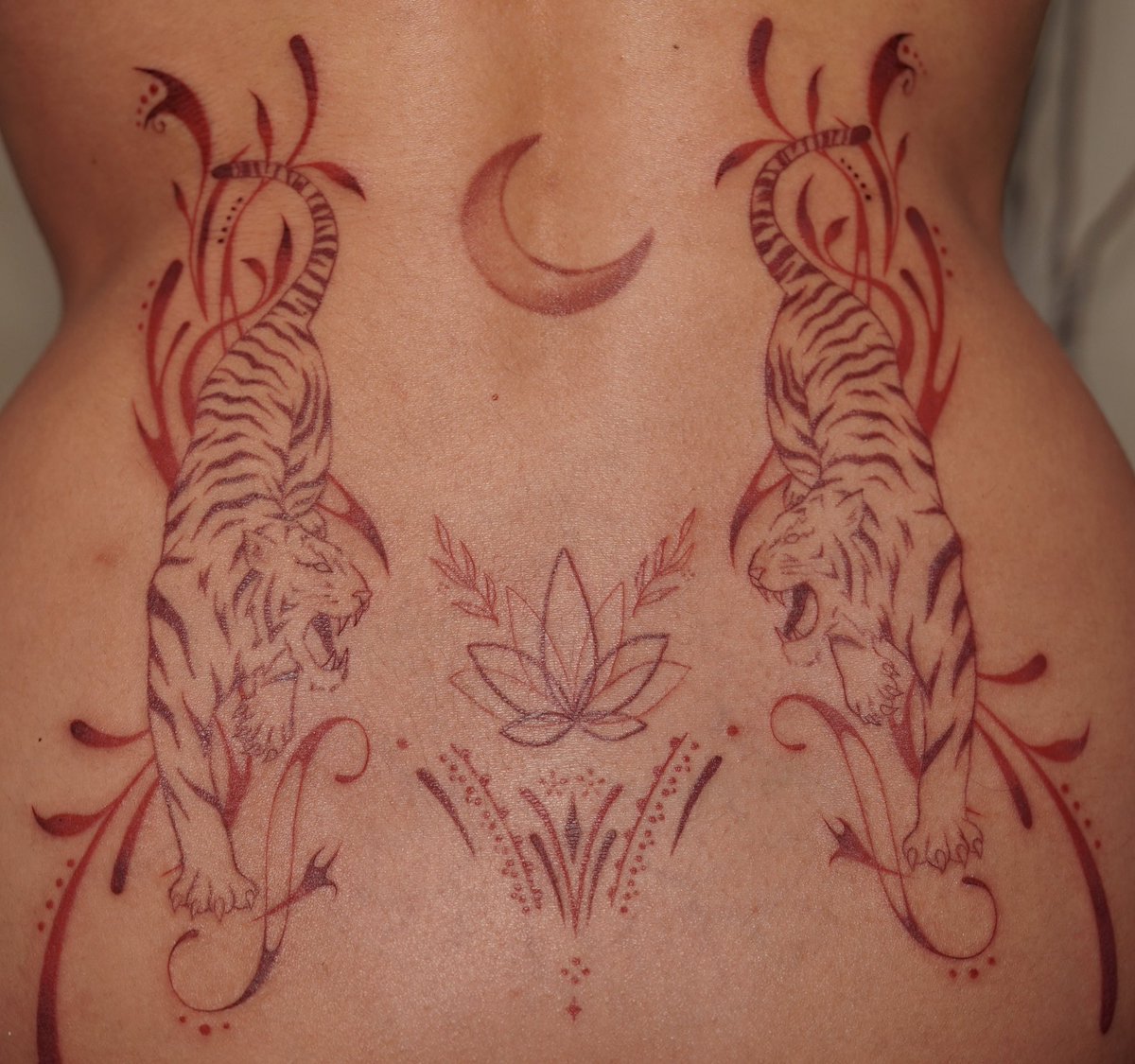 Flowerskissing's tweet photo. My finished tiger back tattoo https://t.co/vad0GQFFHq