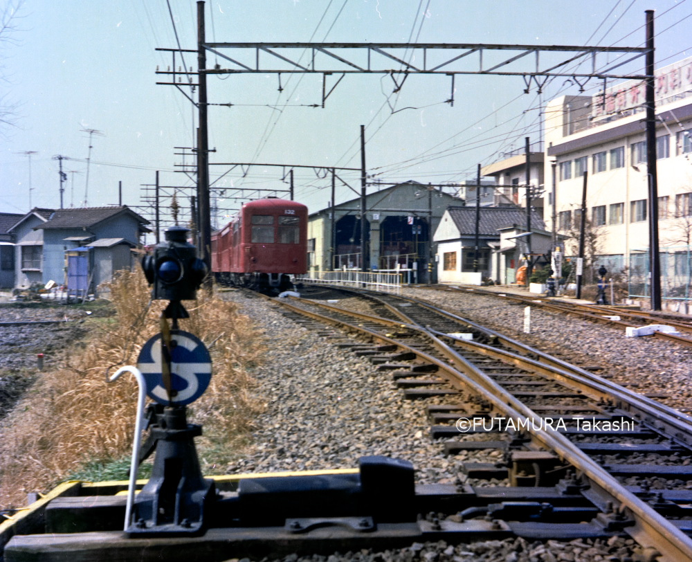 ftdagashi's tweet photo. 近鉄のローカル線その昔（２）北勢線の西桑名にあった車庫。もちろん許可を得て撮影。この２カ月後に移転することになるとも知らず、運よく撮ることができました。父親の古い二眼レフ（6×6判）に、好奇心からコダックのVPS（ベリカラープロフェッショナル）を買って😆撮影した写真。1977年3月 https://t.co/mROdpvNIvq
