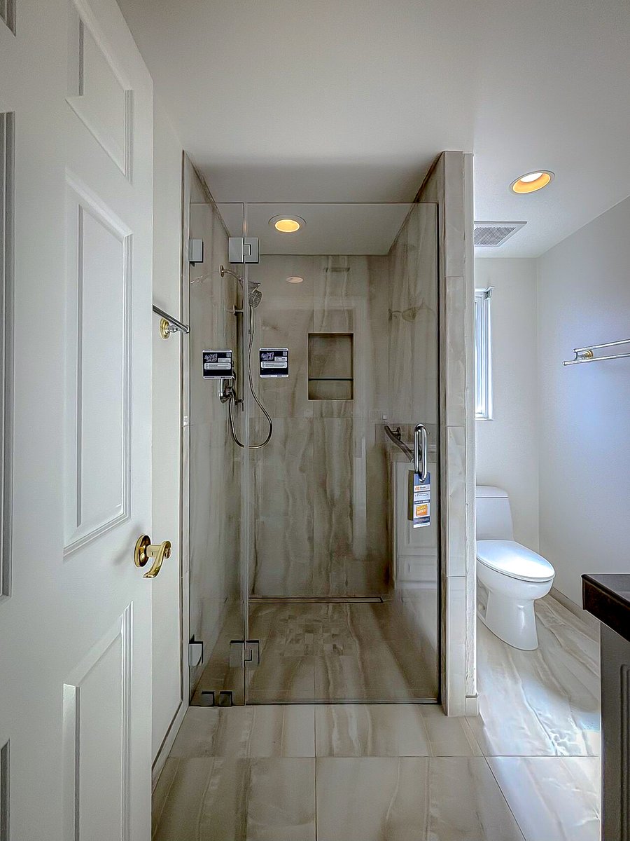 ShowerDoors1's tweet photo. Costa Mesa, CA โ PD enclosure with ยฝ" support panel, CWM clamps, and CRL glass-to-glass hinges.
#CostaMesa #PD #Frameless #ShowerGlass #CRL #CWMClamps #LinearDrain #CustomGlass #AffordableFrameless https://t.co/qRJ1hx4OlR