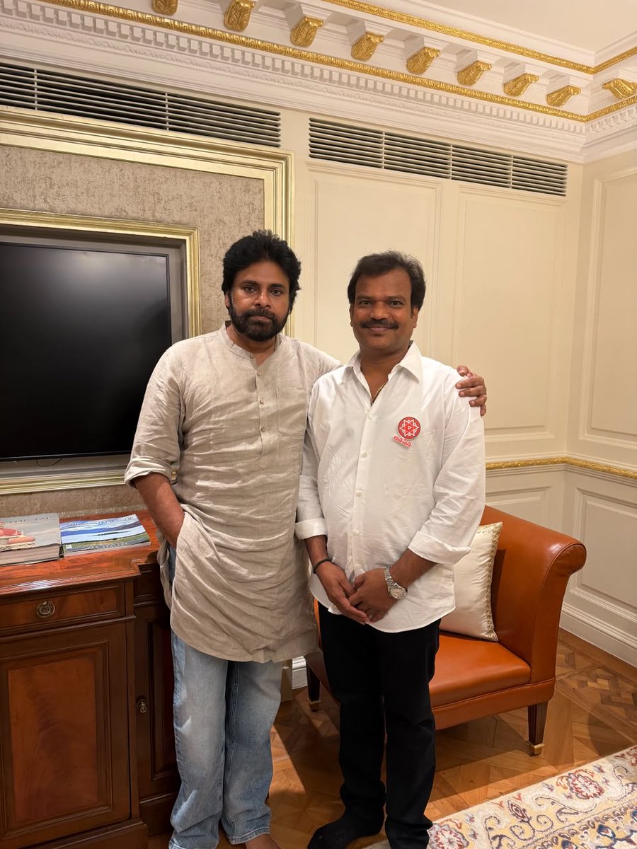 JSPRavikumarK's tweet photo. ఢిల్లీలో జరిగిన "సేన ప్రస్థానం... జాతీయ సమైక్యత కోసం" సమావేశంలో మా పార్టీ అధ్యక్షులు, ఆంధ్రప్రదేశ్ ఉప ముఖ్యమంత్రి శ్రీ పవన్ కళ్యాణ్ గారిని మర్యాదపూర్వకంగా కలవడం ఆనందంగా ఉంది.

జాతీయ సమగ్రత, పార్టీ భావజాలం మరియు భవిష్యత్ కార్యాచరణపై ఆయన అందించిన మార్గదర్శకాలు ఎంతో స్ఫూర్తిదాయకంగా ఉన్నాయి.

@PawanKalyan