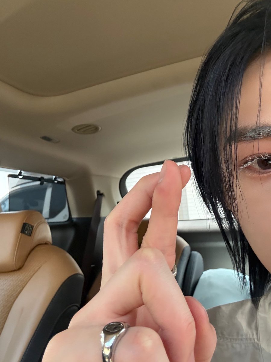 ihanyuri's tweet photo. he put white mascara on for once and is already gojo posing https://t.co/dNaGE2o39L