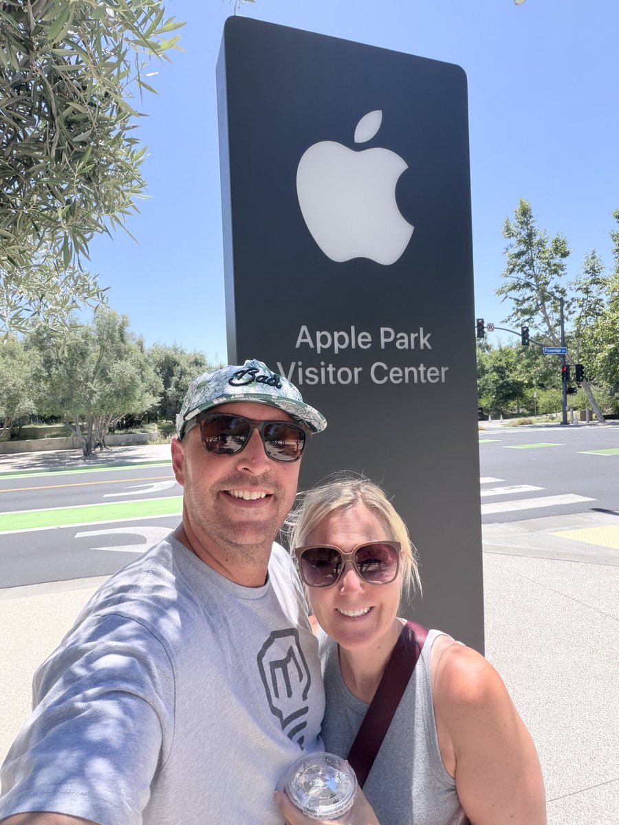 KnIhT_tNeReFfId's tweet photo. Had to give the baristas a true @๏ฃฟ test!! Sadly they did not call out my name. Paying respect to Steve Jobs. Sadly @tim_cook was in a meeting. #๏ฃฟ #stevejobs #applepark #imamac #thinkdifferent https://t.co/Dzf9bo7hM1