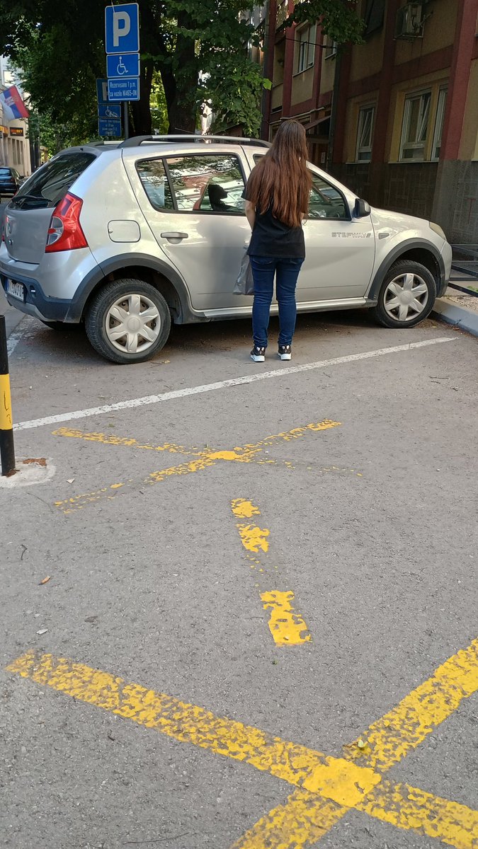 SrceNis's tweet photo. Parking Servis u službi građana. 
Ne i pešaka ‼️
Jer ko parkira vredi ko pešači taj ne vredi. 
Ceo trotoar je pretvoren u parking a pešaci moraju kolovozom. https://t.co/9HFFRhxZLi