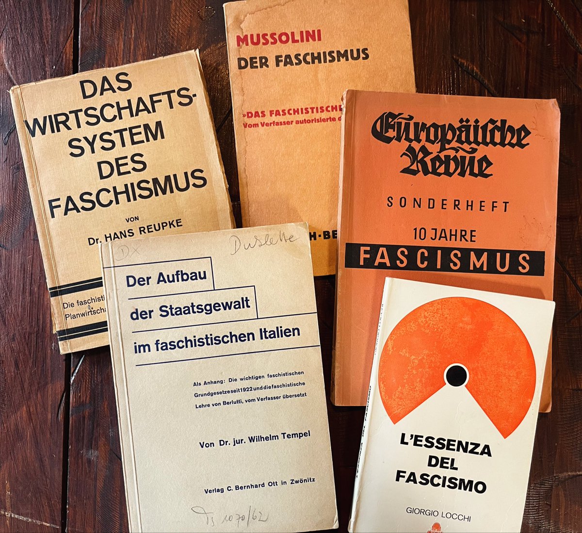 Jungeuropa_2016's tweet photo. Servicetweet:

Wenn der kapitalistische liberal-multiethnische Staat sich nur noch durch Repression selbst erhalten kann und sich dabei immer eindeutiger mit Klauen und Zähnen gegen das Volk wendet, dann ist das kein »Faschismus«.

Das Verständnis von Begriffen ist die Grundlage jeder sinnvollen politischen Betätigung.

Nachdenken. Danke.