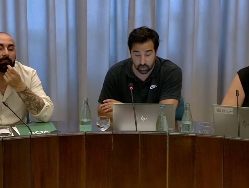 ViladeSalt's tweet photo. Jordi Subils intervé a l'inici del plenari per acomiadar-se després d'haver presentat la renúncia de l'acta de regidor divendres passat. 
#PleSalt https://t.co/oJCsyq5Rny