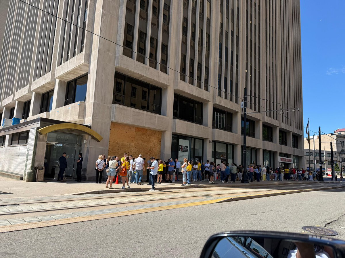 jgbonou2's tweet photo. @ABDELAESPRIELLA plan tortuga en el consulado de  Colombia en Newark NJ!! Denuncian solo una persona atendiendo! https://t.co/C220ENcyI3
