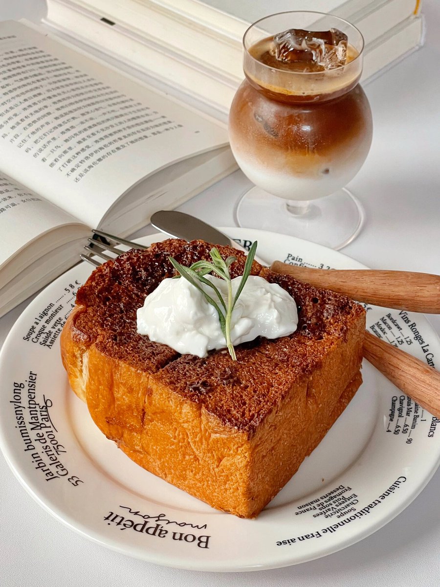 allis0nx's tweet photo. Just had the yummiest late-night snack—warm buttered toast with a sprinkle of cinnamon, plus a cold glass of honey lemon tea. Total comfort in 2 minutes!， https://t.co/O60YEwGgo7