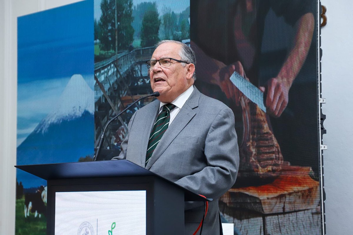MinagriCL's tweet photo. Esta mañana, el ministro de Agricultura, Jaime Campos, junto al subsecretario Francesco Venezian, @ODEPA y @sagchile, participaron en la conformación del Comité Ganadero Bovino de la @SNA_Chile, una instancia que reúne a los principales actores del sector para impulsar el trabajo colaborativo y enfrentar, de manera coordinada, los desafíos productivos, sanitarios, comerciales y de posicionamiento de esta industria.