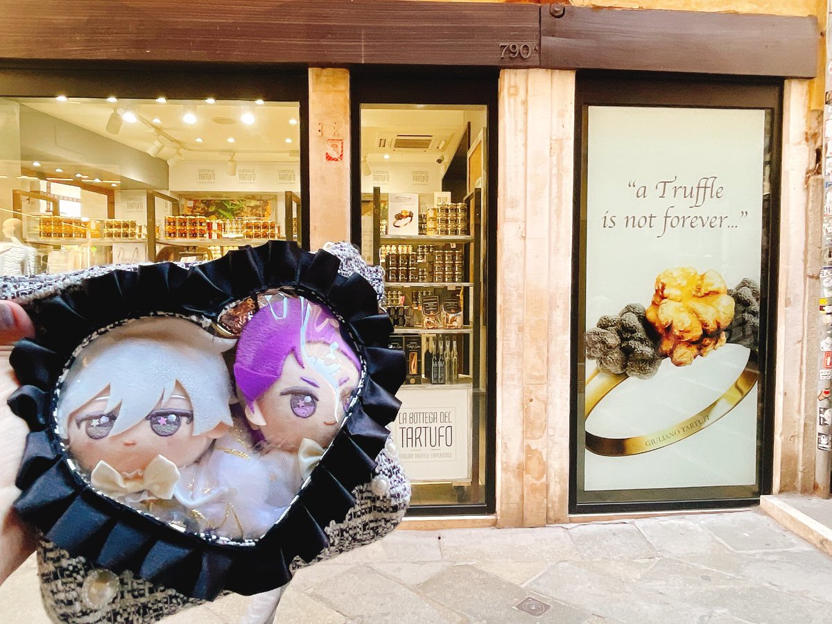 beloved1988's tweet photo. Veneziaありがと〜！！！🇮🇹これから帰ります！！！
レモンチェッロが美味しくてでっかいボトルで買いたかった😂🍋 https://t.co/LUmQzwdRMW