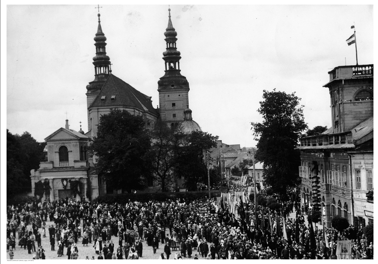 Jan34733995's tweet photo. Uroczystość Bożego Ciała - Łowicz, dn. 15.06.1933 r. 🇵🇱

#BozeCialo https://t.co/Nkh1azPQTd