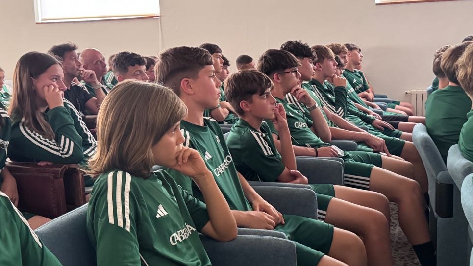 racingferrolsad's tweet photo. 💚 "Que ninguén che poña límites".

Hoxe tivemos a sorte de escoitar a historia de superación de Nico Adega, campión do mundo de piragüismo adaptado KL3, que compartiu coa nosa canteira unha mensaxe de esforzo, resiliencia e esperanza.

Porque os límites, moitas veces, están nos prexuízos. 💪

📰 https://t.co/zHISj4HNS4

#ADNRacinguista #AEnerxíaVerde