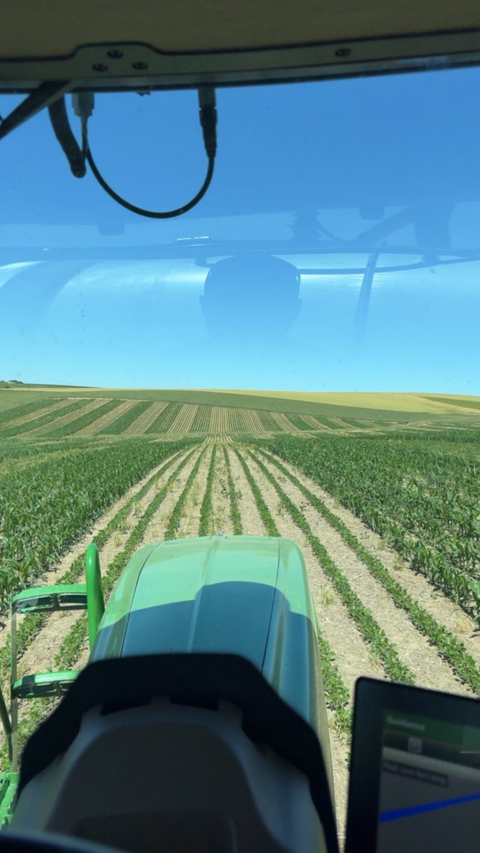 Garrett_Ruskamp's tweet photo. Are you really farming if you’re not trying something new? Well sure you are! I just like trying new things. #stripcropping https://t.co/jRQxktHKW4