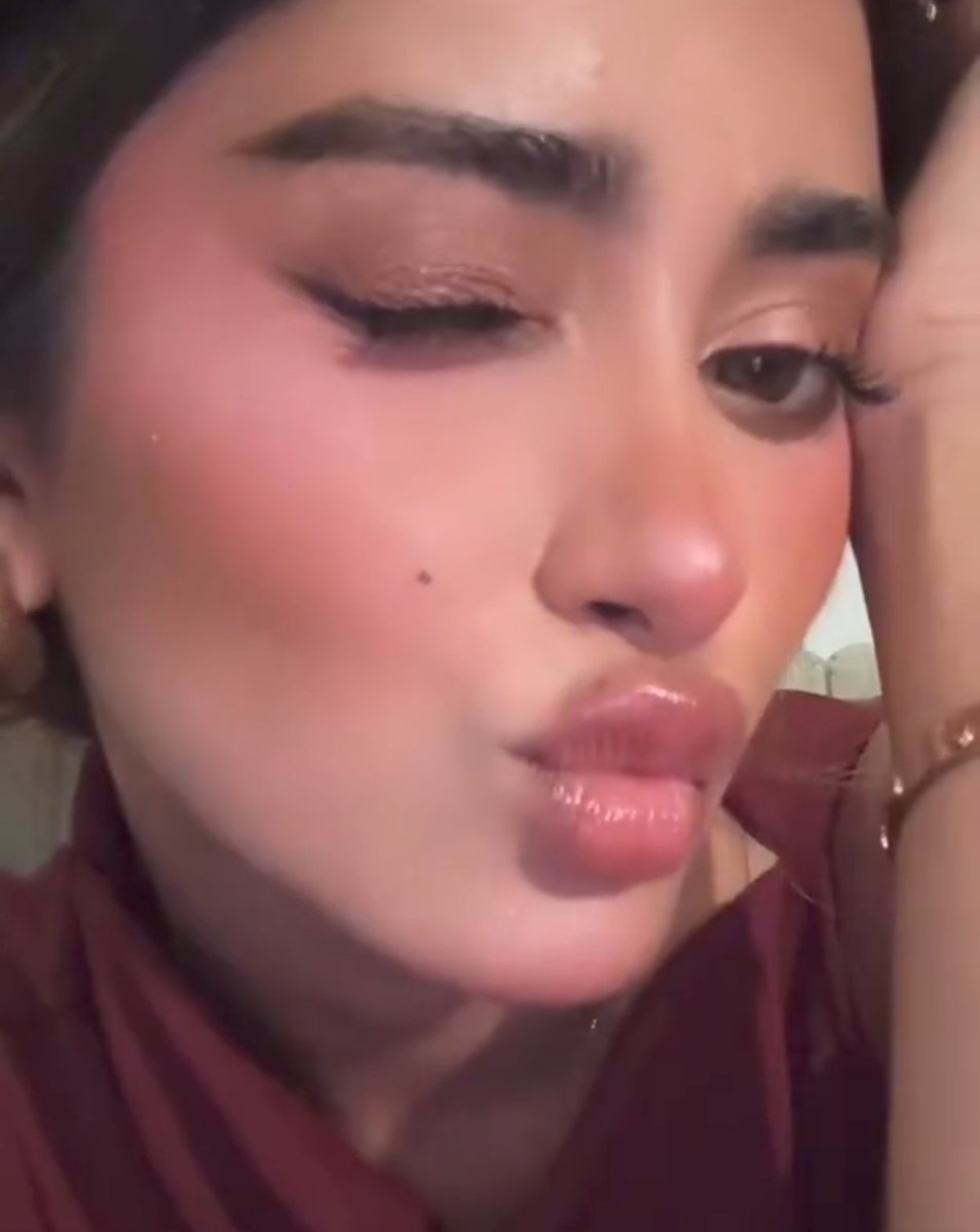 celimp612's tweet photo. @iamghost04 You wouldn't make it past her lips 🤏 https://t.co/lFrC31fx1q