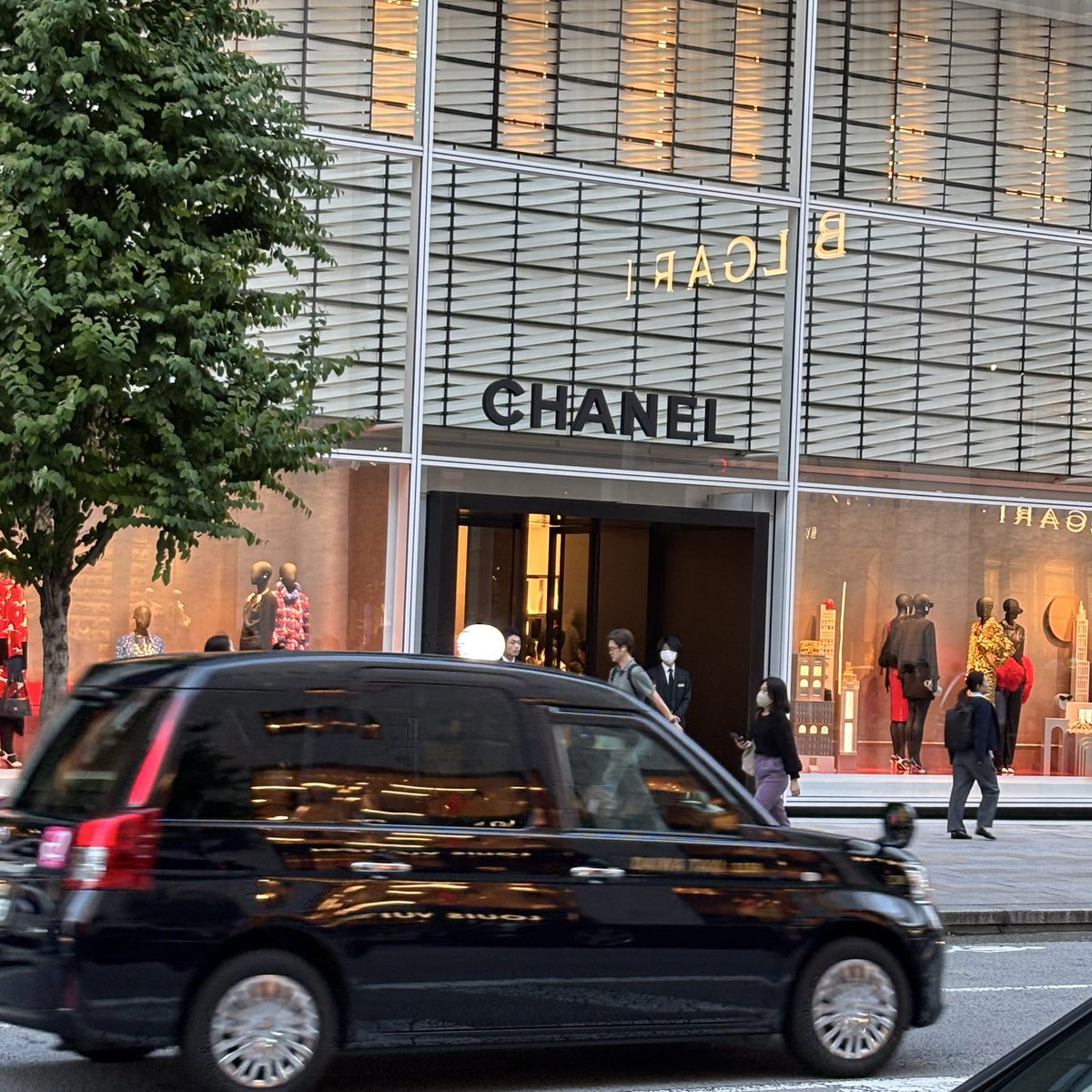 hoichoi8's tweet photo. 銀座に来たので高そうなお店の写真を撮ってみました📹 https://t.co/aEyrmC4Wg3