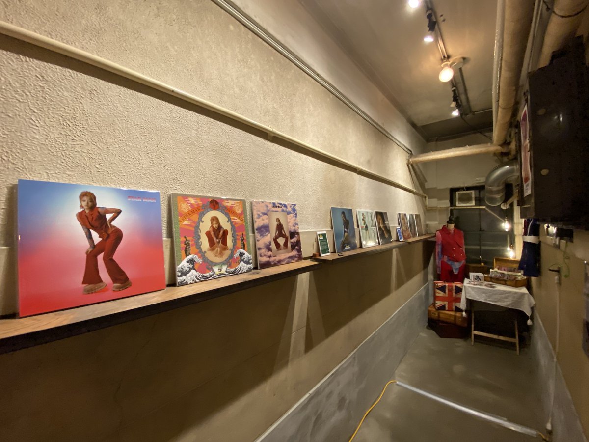 ozcosPhoto's tweet photo. 少し自語りを…。
この記事にかかれている生活にフィットする作品を作る事と持ち帰ってもらうという感覚は自分も非常に大事に考えている。

前回、前々回と自分達の展示を開いた際にレコードジャケットをモチーフにした作品を制作した。もちろん自分がレコードが好きで作ったというのもあるけれど、サイズ感がとても心地良かったからだ。

レコードジャケットのサイズが大きくもなく小さくもなく絶妙な大きさで持ち帰るときも小脇に抱えて持って帰れるくらいの大きさというのは他にはなかなか無いサイズ感であると思う。

さらにレコードにはジャケットを飾って楽しむ文化があるところから、それを写真作品に置き換え鑑賞時には棚に飾って飽きたら重ねて仕舞えるように敢えて額装せずにビニールの梱包という手段をとった。

このビニール包装には他にも作品を鑑賞する際に自分の手に取ってみた時に近づけたり遠ざけたりと自分の好きな鑑賞距離で楽しむことができる仕様になる。

これほど鑑賞者の懐に飛び込める表現はないのでは？と思ったほどだ。

自分達の作品が最後にどこに行き着くのか、どう他人に馴染んで愛されるだろうか、これを考えることも大事な写真表現の一つであると僕は思う。